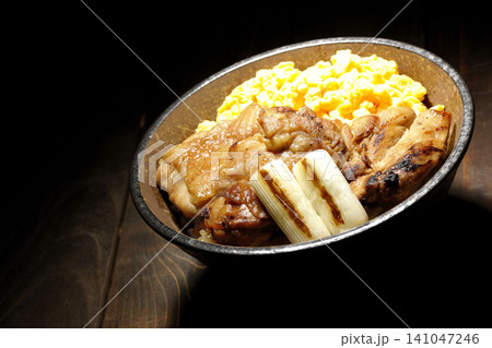 炒り卵と焼き長葱と炭火焼きチキン丼 141047246