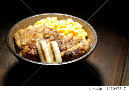 炒り卵と焼き長葱と炭火焼きチキン丼 炒り卵と焼き長葱と炭火焼きチキン丼 141047247