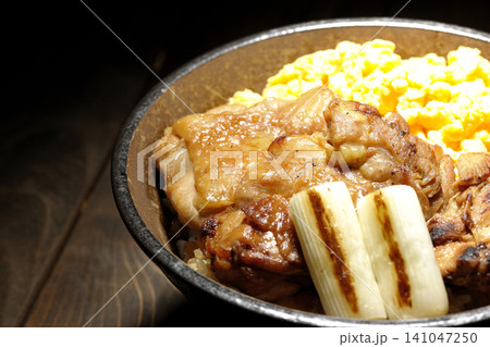 炒り卵と焼き長葱と炭火焼きチキン丼 炒り卵と焼き長葱と炭火焼きチキン丼 141047250