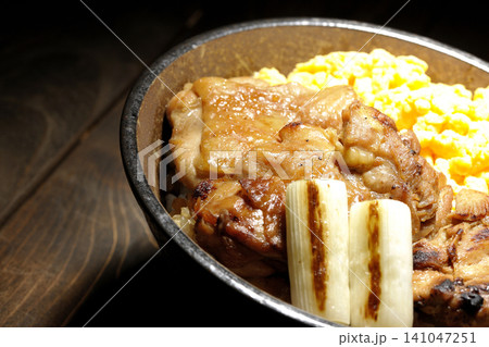 炒り卵と焼き長葱と炭火焼きチキン丼 炒り卵と焼き長葱と炭火焼きチキン丼 141047251