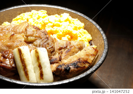 炒り卵と焼き長葱と炭火焼きチキン丼 炒り卵と焼き長葱と炭火焼きチキン丼 141047252