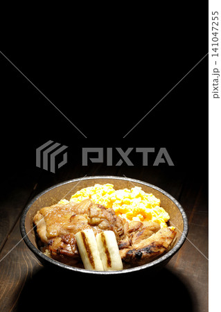 炒り卵と焼き長葱と炭火焼きチキン丼 炒り卵と焼き長葱と炭火焼きチキン丼 141047255
