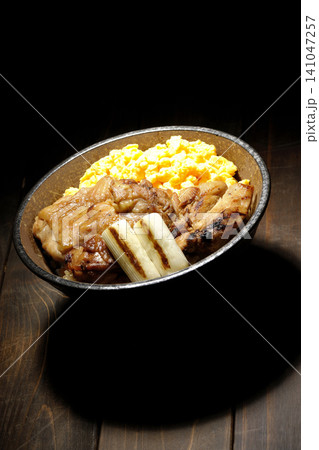 炒り卵と焼き長葱と炭火焼きチキン丼 炒り卵と焼き長葱と炭火焼きチキン丼 141047257