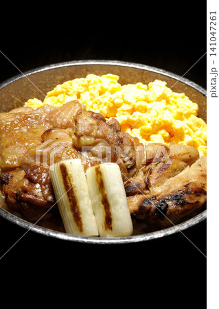 炒り卵と焼き長葱と炭火焼きチキン丼 141047261