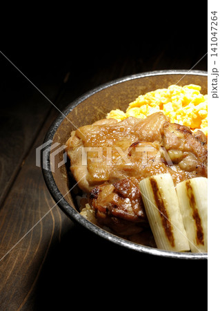 炒り卵と焼き長葱と炭火焼きチキン丼 炒り卵と焼き長葱と炭火焼きチキン丼 141047264