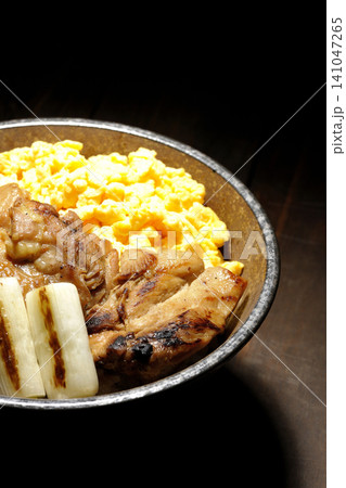 炒り卵と焼き長葱と炭火焼きチキン丼 141047265