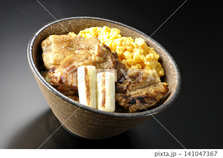 炒り卵と焼き長葱と炭火焼きチキン丼を黒背景で撮影 炒り卵と焼き長葱と炭火焼きチキン丼を黒背景で撮影 141047367