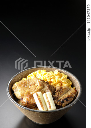 炒り卵と焼き長葱と炭火焼きチキン丼を黒背景で撮影 炒り卵と焼き長葱と炭火焼きチキン丼を黒背景で撮影 141047379