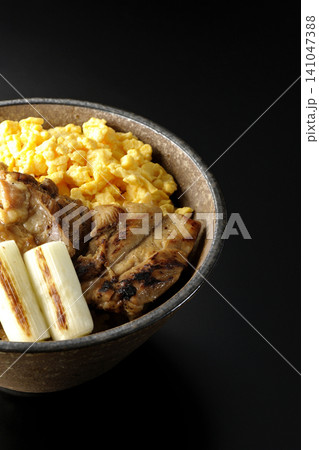 炒り卵と焼き長葱と炭火焼きチキン丼を黒背景で撮影 炒り卵と焼き長葱と炭火焼きチキン丼を黒背景で撮影 141047388