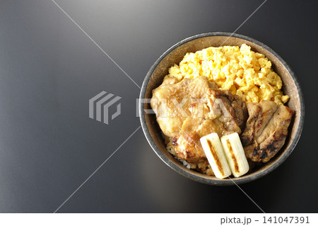 炒り卵と焼き長葱と炭火焼きチキン丼を黒背景で撮影 炒り卵と焼き長葱と炭火焼きチキン丼を黒背景で撮影 141047391