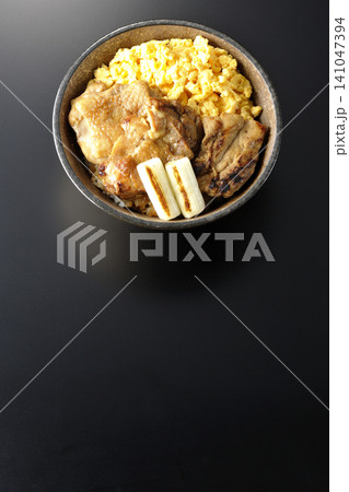 炒り卵と焼き長葱と炭火焼きチキン丼を黒背景で撮影 炒り卵と焼き長葱と炭火焼きチキン丼を黒背景で撮影 141047394