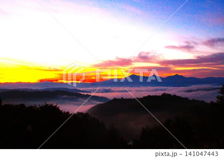 雲海朝焼けの越後里山・越後三山夜明け 雲海朝焼けの越後里山・越後三山夜明け 141047443