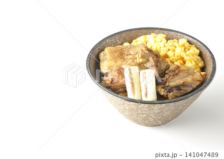 炒り卵と焼き長葱と炭火焼きチキン丼を白背景で撮影 炒り卵と焼き長葱と炭火焼きチキン丼を白背景で撮影 141047489