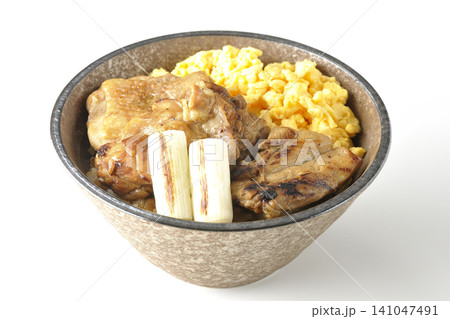 炒り卵と焼き長葱と炭火焼きチキン丼を白背景で撮影 141047491