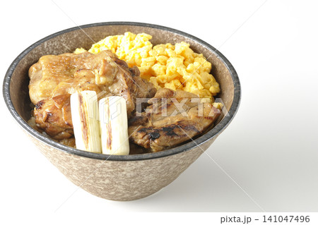 炒り卵と焼き長葱と炭火焼きチキン丼を白背景で撮影 炒り卵と焼き長葱と炭火焼きチキン丼を白背景で撮影 141047496
