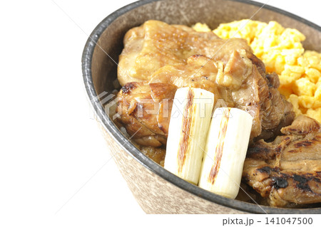 炒り卵と焼き長葱と炭火焼きチキン丼を白背景で撮影 炒り卵と焼き長葱と炭火焼きチキン丼を白背景で撮影 141047500