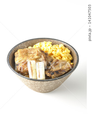 炒り卵と焼き長葱と炭火焼きチキン丼を白背景で撮影 炒り卵と焼き長葱と炭火焼きチキン丼を白背景で撮影 141047503