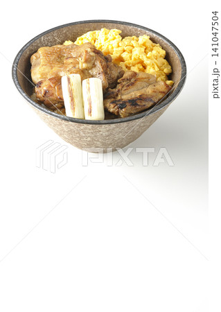 炒り卵と焼き長葱と炭火焼きチキン丼を白背景で撮影 141047504