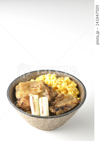 炒り卵と焼き長葱と炭火焼きチキン丼を白背景で撮影 炒り卵と焼き長葱と炭火焼きチキン丼を白背景で撮影 141047505