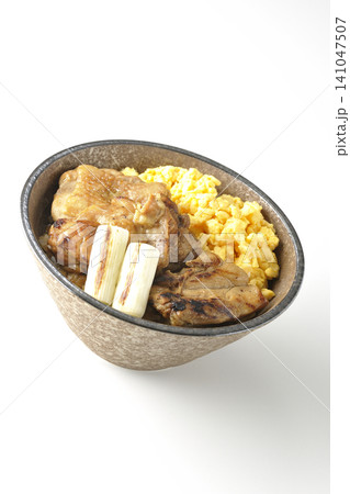 炒り卵と焼き長葱と炭火焼きチキン丼を白背景で撮影 141047507