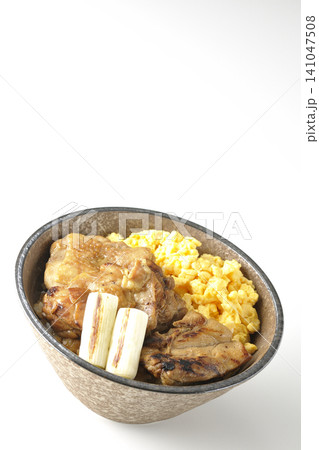 炒り卵と焼き長葱と炭火焼きチキン丼を白背景で撮影 炒り卵と焼き長葱と炭火焼きチキン丼を白背景で撮影 141047508