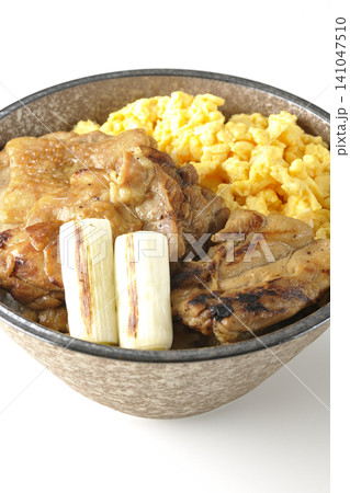炒り卵と焼き長葱と炭火焼きチキン丼を白背景で撮影 炒り卵と焼き長葱と炭火焼きチキン丼を白背景で撮影 141047510