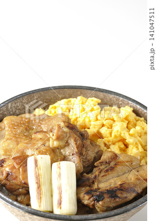 炒り卵と焼き長葱と炭火焼きチキン丼を白背景で撮影 炒り卵と焼き長葱と炭火焼きチキン丼を白背景で撮影 141047511