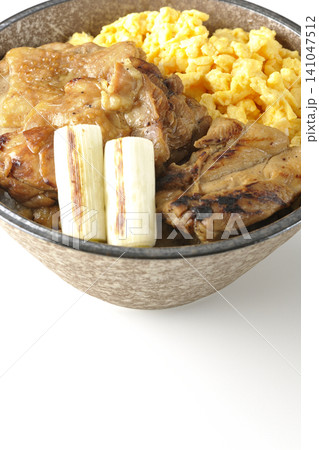 炒り卵と焼き長葱と炭火焼きチキン丼を白背景で撮影 炒り卵と焼き長葱と炭火焼きチキン丼を白背景で撮影 141047512