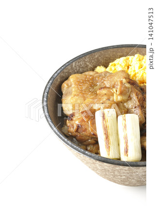 炒り卵と焼き長葱と炭火焼きチキン丼を白背景で撮影 炒り卵と焼き長葱と炭火焼きチキン丼を白背景で撮影 141047513