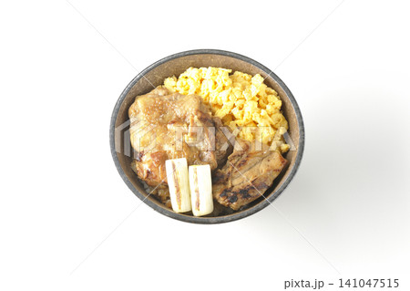 炒り卵と焼き長葱と炭火焼きチキン丼を白背景で撮影 炒り卵と焼き長葱と炭火焼きチキン丼を白背景で撮影 141047515