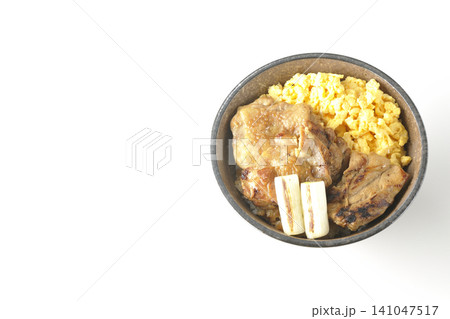炒り卵と焼き長葱と炭火焼きチキン丼を白背景で撮影 炒り卵と焼き長葱と炭火焼きチキン丼を白背景で撮影 141047517