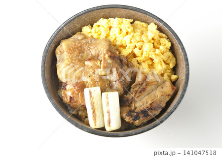 炒り卵と焼き長葱と炭火焼きチキン丼を白背景で撮影 炒り卵と焼き長葱と炭火焼きチキン丼を白背景で撮影 141047518