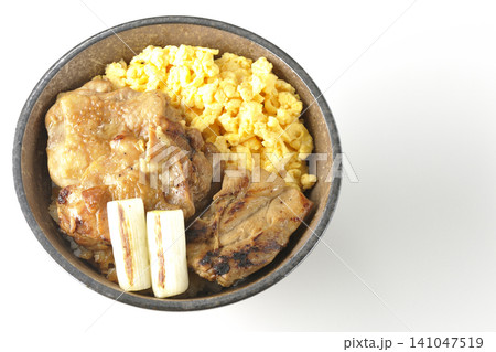 炒り卵と焼き長葱と炭火焼きチキン丼を白背景で撮影 炒り卵と焼き長葱と炭火焼きチキン丼を白背景で撮影 141047519