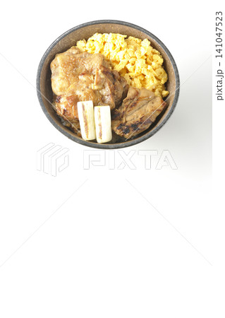 炒り卵と焼き長葱と炭火焼きチキン丼を白背景で撮影 炒り卵と焼き長葱と炭火焼きチキン丼を白背景で撮影 141047523