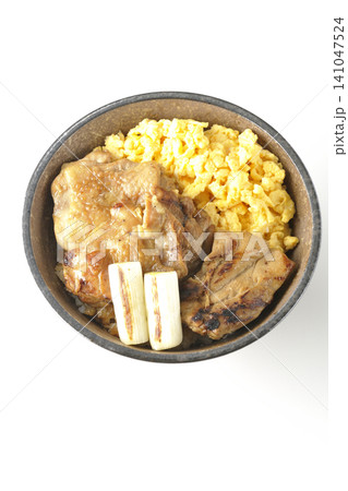 炒り卵と焼き長葱と炭火焼きチキン丼を白背景で撮影 141047524