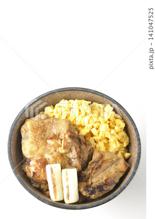 炒り卵と焼き長葱と炭火焼きチキン丼を白背景で撮影 炒り卵と焼き長葱と炭火焼きチキン丼を白背景で撮影 141047525