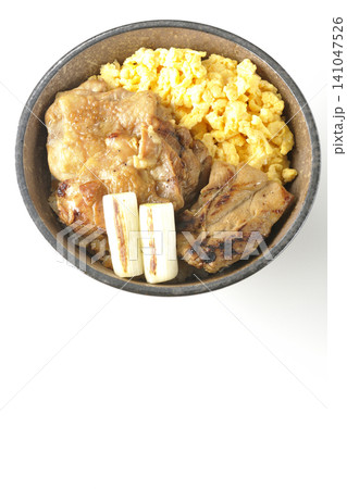 炒り卵と焼き長葱と炭火焼きチキン丼を白背景で撮影 141047526