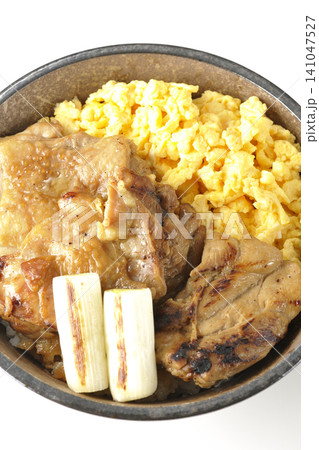 炒り卵と焼き長葱と炭火焼きチキン丼を白背景で撮影 炒り卵と焼き長葱と炭火焼きチキン丼を白背景で撮影 141047527
