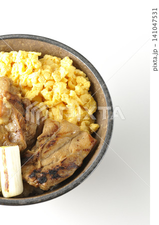 炒り卵と焼き長葱と炭火焼きチキン丼を白背景で撮影 炒り卵と焼き長葱と炭火焼きチキン丼を白背景で撮影 141047531