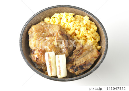 炒り卵と焼き長葱と炭火焼きチキン丼を白背景で撮影 炒り卵と焼き長葱と炭火焼きチキン丼を白背景で撮影 141047532