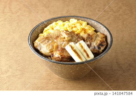 炒り卵と焼き長葱と炭火焼きチキン丼 141047584