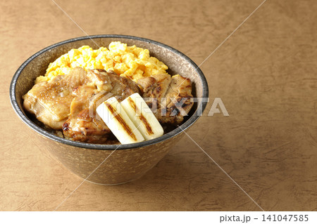 炒り卵と焼き長葱と炭火焼きチキン丼 炒り卵と焼き長葱と炭火焼きチキン丼 141047585