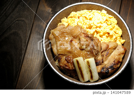 炒り卵と焼き長葱と炭火焼きチキン丼 炒り卵と焼き長葱と炭火焼きチキン丼 141047589