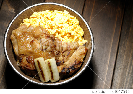 炒り卵と焼き長葱と炭火焼きチキン丼 炒り卵と焼き長葱と炭火焼きチキン丼 141047590