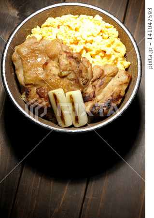 炒り卵と焼き長葱と炭火焼きチキン丼 炒り卵と焼き長葱と炭火焼きチキン丼 141047593