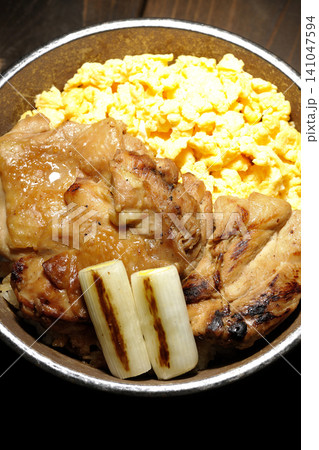 炒り卵と焼き長葱と炭火焼きチキン丼 炒り卵と焼き長葱と炭火焼きチキン丼 141047594