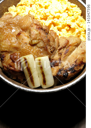 炒り卵と焼き長葱と炭火焼きチキン丼 炒り卵と焼き長葱と炭火焼きチキン丼 141047596