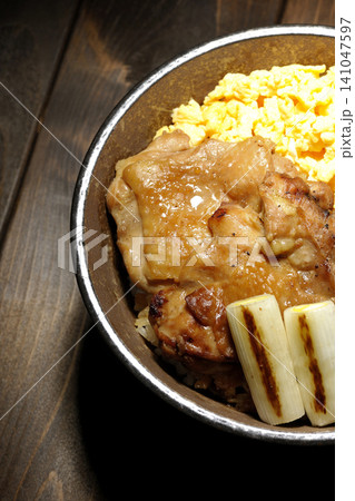 炒り卵と焼き長葱と炭火焼きチキン丼 141047597