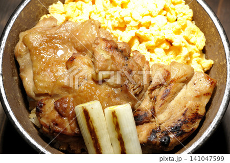 炒り卵と焼き長葱と炭火焼きチキン丼 炒り卵と焼き長葱と炭火焼きチキン丼 141047599