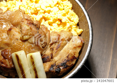 炒り卵と焼き長葱と炭火焼きチキン丼 炒り卵と焼き長葱と炭火焼きチキン丼 141047601